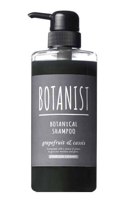 BOTANIST 植物性洗頭水(木炭潔淨型) 西柚 & 黑加侖子｜HKD117/490mL 加入了雙重炭粒子，能幫助吸附頭皮毛孔髒污和油脂，更可以按摩頭皮。當中的薄荷成份更可以提供清涼的感覺，而植物萃取成份像是迷迭香葉水、迷迭香葉菁華可以幫助保濕頭髮和頭皮。