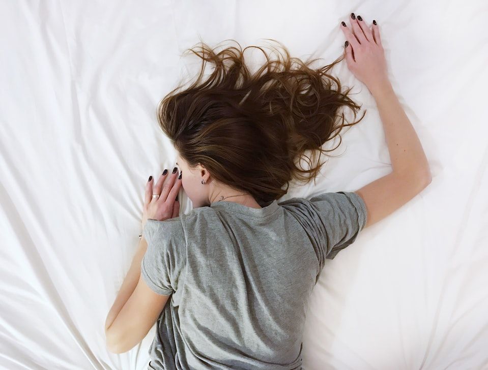 7. 睡眠不足︰  睡眠過程中產生的生長激素有助促進頭髮生長週期，並使頭皮保持健康。尤其是在入睡後3-4個小時，這被稱為黃金時間，不僅能促進生長，而且能幫助身體排出老廢物質。即使是忙碌的人，也應盡可能睡大約4個小時。
