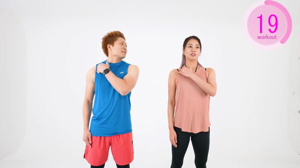 STEP 10 (30秒)：最後利用左手按摩右邊的上胸肌位置，便完成整套減肩膀動作！