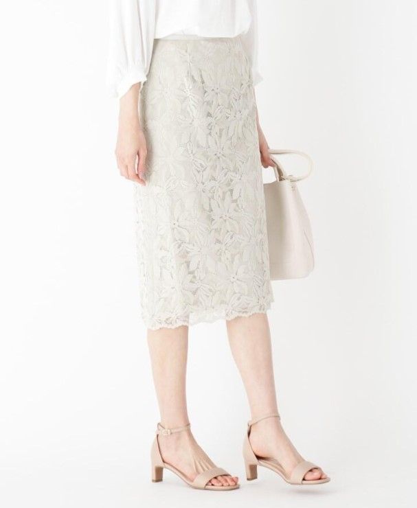 Embroidered lace tight skirt｜¥4,389