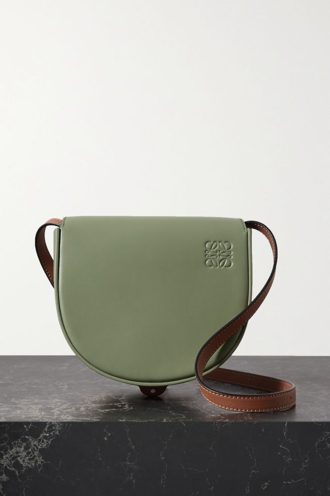 LOEWE Heel Duo two-tone leather shoulder bag 網購價£1,250 | 香港官網售價：HK$ 13,800 退稅後：£1,042；折合港幣約 $ 11,165（8折）