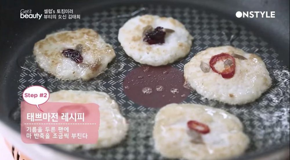 山藥含豐富的纖維素及有著強大抗氧化、抗衰老功效，低熱量而且做法簡單，只要把山藥磨碎加入麵粉、鹽攪拌調味，在平底鍋煎熟即成。