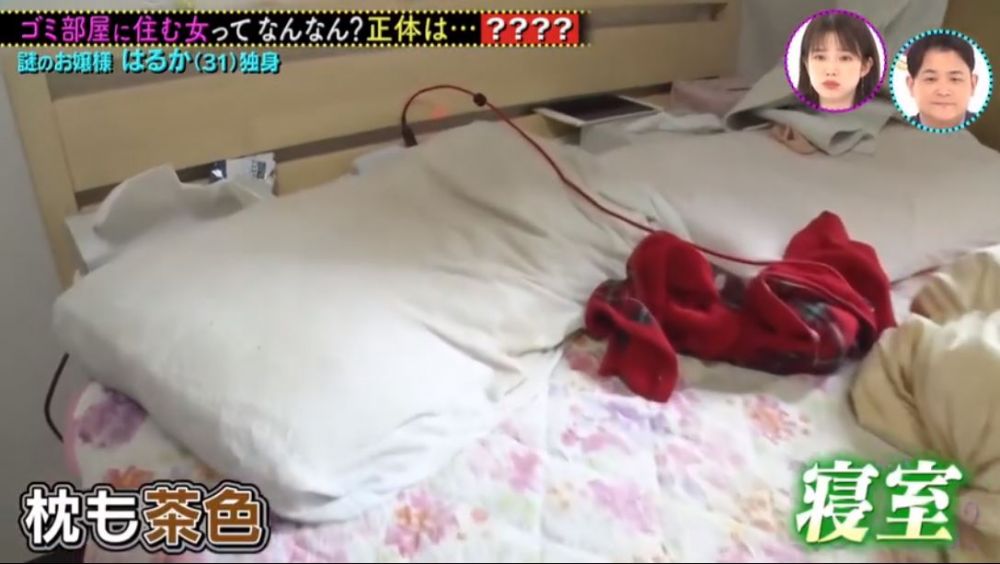 枕頭及床單上都有啡色的污積，發出惡臭。
