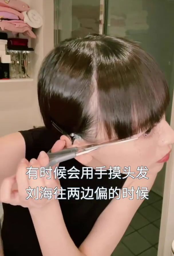 6.反覆梳理並檢查瀏海的形狀，鈴木惠美分享她會用手摸一下頭髮，瀏海兩側偏厚或是較長的話，再進行修剪。確保頭髮具好看的垂感。