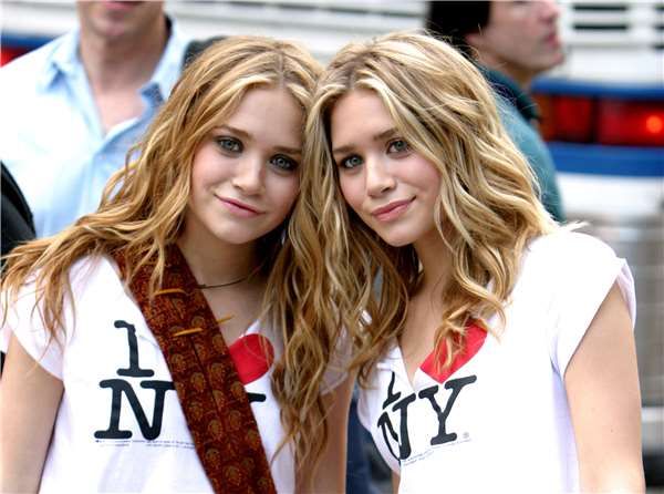 在14歲的時候，歐森雙胞胎與美國連鎖超商Walmart合作推出青少年服裝品牌Mary-Kate and Ashley。