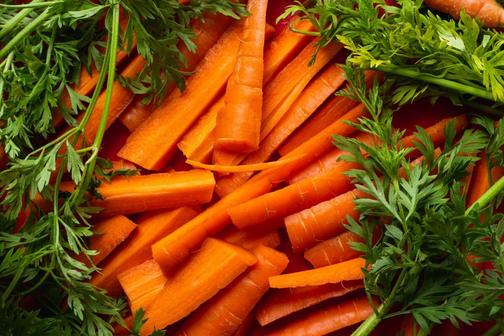 5. 攝取更多β-胡蘿蔔素。  市面上的抗皺護膚品都含有β胡蘿蔔素和視黃醇（維他命A）的成分，但其實只需每天服用30毫克的β-胡蘿蔔素補充劑，便可以預防和修復皺紋。