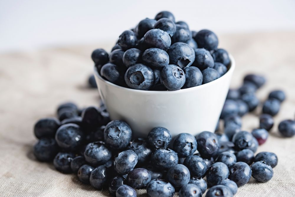 食用藍莓、腰豆，提子、羽衣甘藍和菠菜等，幫助由內而外獲得健康的皮膚，並可以減少過早衰老的跡象。