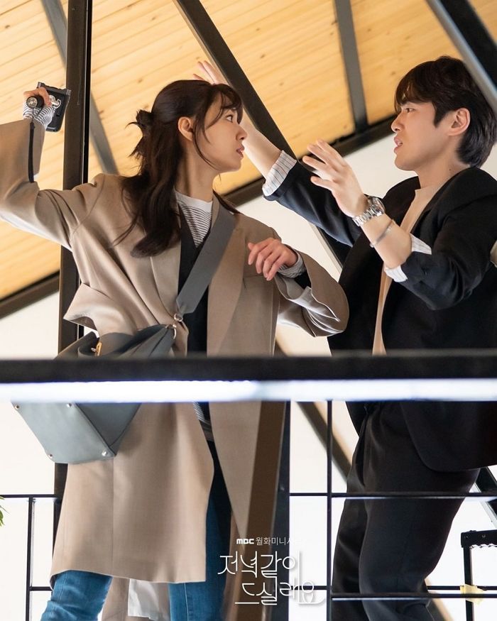 事實上，金正賢、徐智慧早在2016年拍攝《嫉妒的化身》結緣，後來二度合作《愛的迫降》。