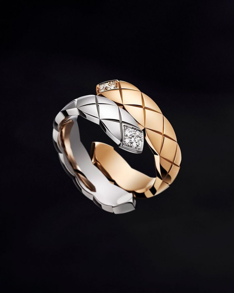 COCO CRUSH TOI ET MOIi戒指 HK$38200。菱格紋圖案,大型款,18K白金及BEIGE米色金,鑲嵌8粒鑽石 COCO CRUSH TOI ET MOIi戒指 HK$38200。菱格紋圖案,大型款,18K白金及BEIGE米色金,鑲嵌8粒鑽石