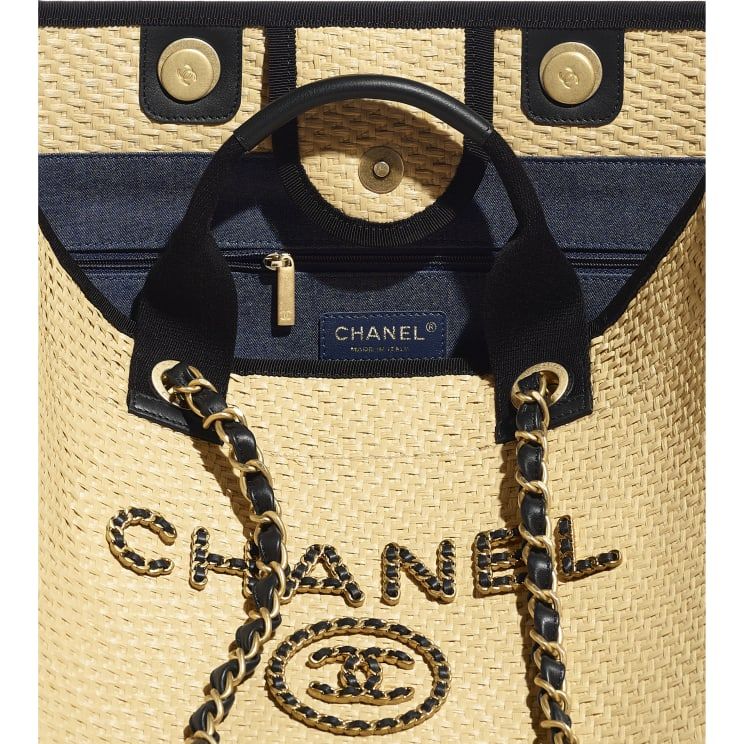 今年特別選以稻草編織製成,融合經典的黑金鏈帶、皮革元素,簡約休閒易於配搭。而且Deauville Bag升值潛力很高,值得入手。 今年特別選以稻草編織製成,融合經典的黑金鏈帶、皮革元素,簡約休閒易於配搭。而且Deauville Bag升值潛力很高,值得入手。