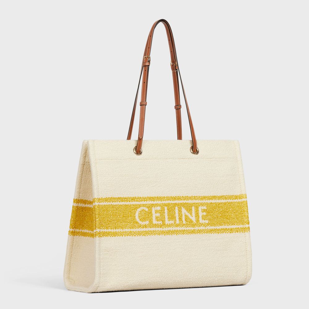 小牛皮肩帶可調較長短,融合兩種質感細節,令袋身更顯復古時髦。 小牛皮肩帶可調較長短,融合兩種質感細節,令袋身更顯復古時髦。