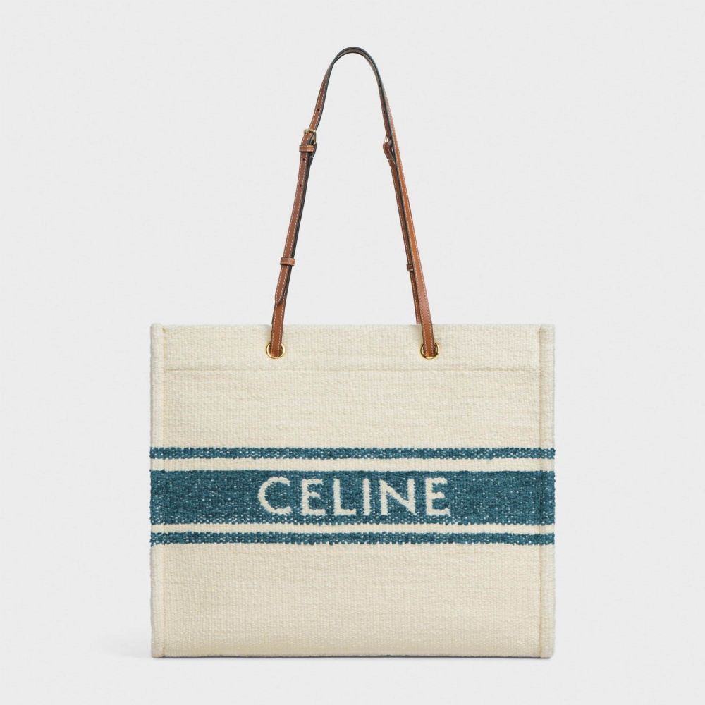 CELINE SQUARED CABAS 售價HK$ 15.500(尚未發售)。CELINE春夏Plage手袋系列,新推全新配色SQUARED CABAS,袋身以粗纖維毛線編織而成,搭配清爽的藍色標誌。 CELINE SQUARED CABAS 售價HK$ 15.500(尚未發售)。CELINE春夏Plage手袋系列,新推全新配色SQUARED CABAS,袋身以粗纖維毛線編織而成,搭配清爽的藍色標誌。