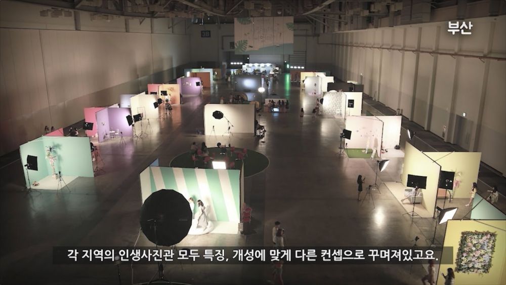 韓國的打卡展覽「人生照相館」，自2016年冬季起舉行超過20回，每次舉辦都反應熱烈。（圖片來源：현대백화점 @YouTube）