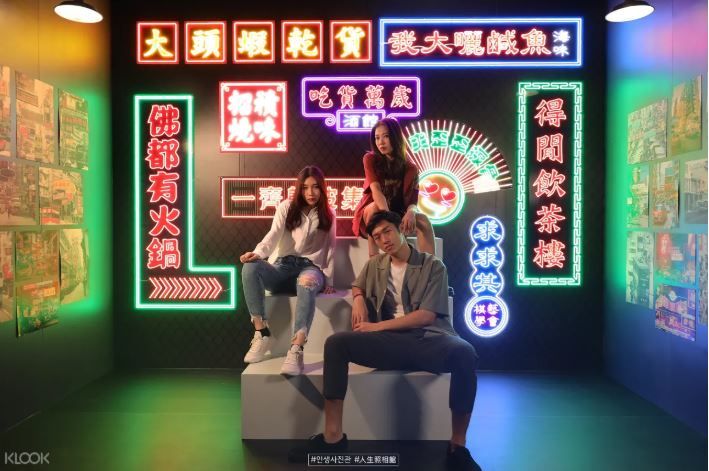 【香港限定】霓虹幻景：以霓虹燈作為設計主調，拍出一幕幕王家衛電影感。