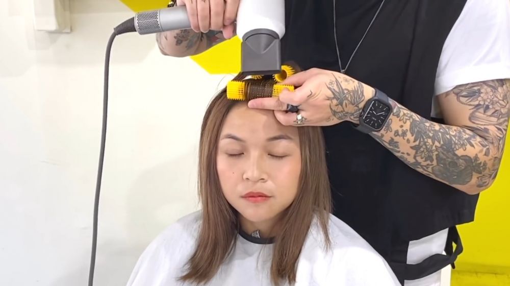 把風筒的風速調較至最小，然後利用熱風，在髮捲上吹至3秒，再靜待3秒，重複動作至3次，便能令頭髮瞬間變得蓬鬆。