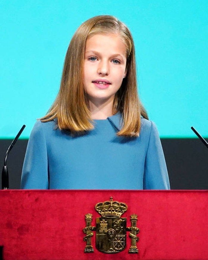  萬聖節出生的萊昂諾爾公主，在2018年10月31日13歲生日那天，也是西班牙制憲的40周年，身著優雅的藍色洋裝，在父親菲利普六世國王的陪同下，首次公開演說。