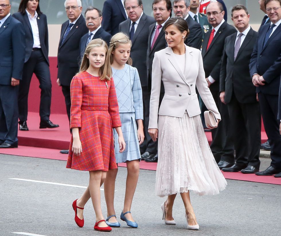 萊昂諾爾公主和蘇菲亞公主出席公開活動時，穿著藍、紅色的套裝裙，十分高貴優雅。
