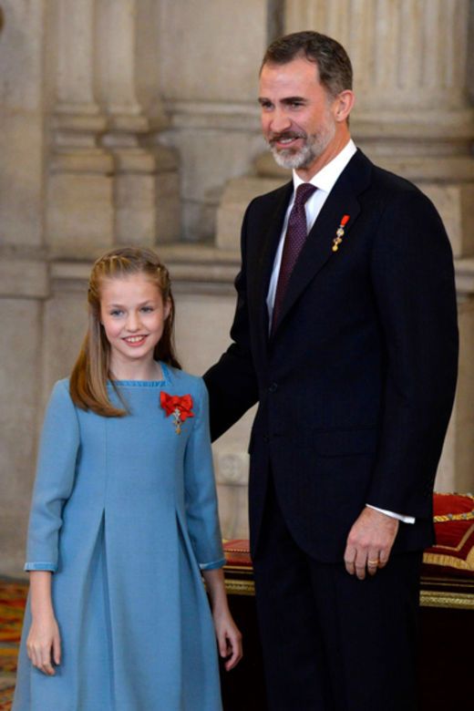 菲利普六世在萊昂諾爾公主在10歲生日前，授予西班牙最高的金羊毛騎士團勳章（El Toisón de Oro），進一步肯定她王室繼承人的身份。萊昂諾爾公主是成為繼英女王、丹麥女王和荷蘭女王后後，第四個擁有該勳章的女性。