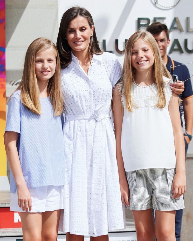 2015年7月，還是嬰兒的夏洛特公主都在洗禮儀式上，身穿奶油白色裙子，凱特王妃也穿白色的衣服