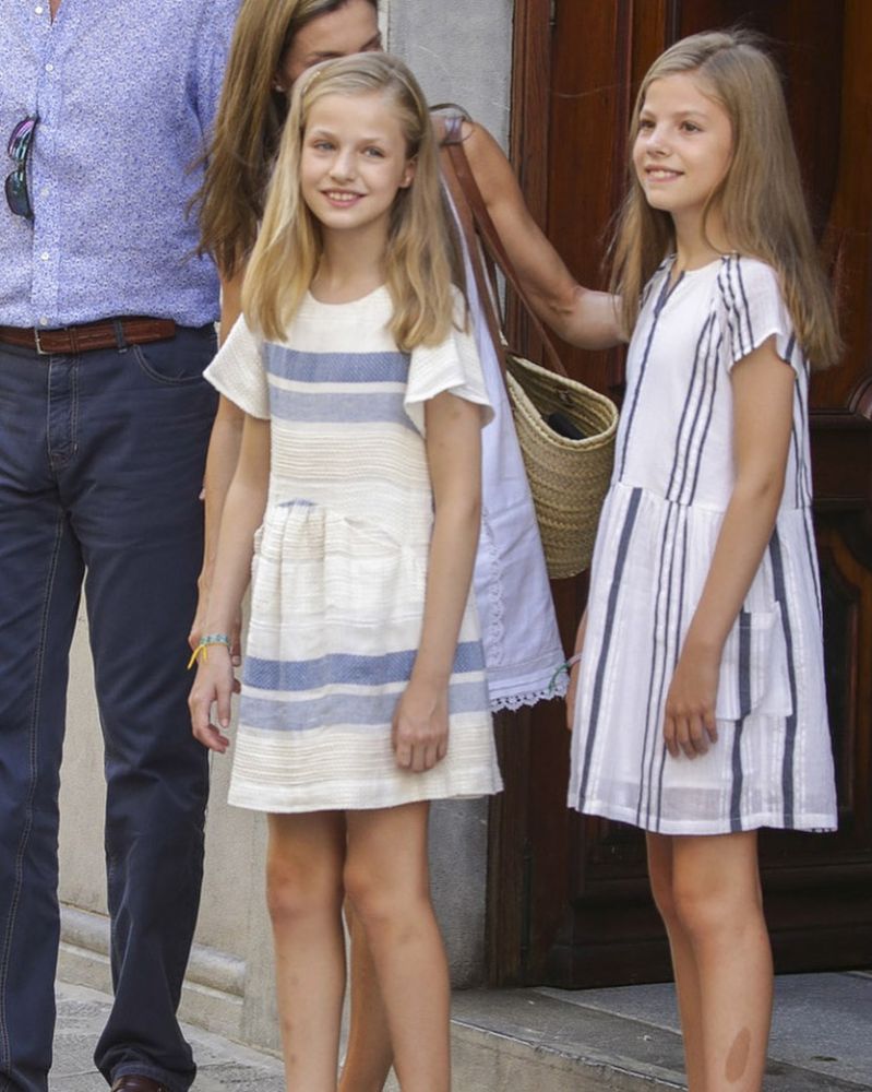 萊昂諾爾公主和蘇菲亞公主外出度假時，穿藍、白色間條，棉麻質地輕盈連身裙，塑造舒適的度假風。