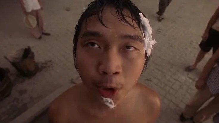 5. 向港產功夫片致敬？宋仲基「洗澡」的一幕，仿傚了周星馳《功夫》的情節和拍攝手法。