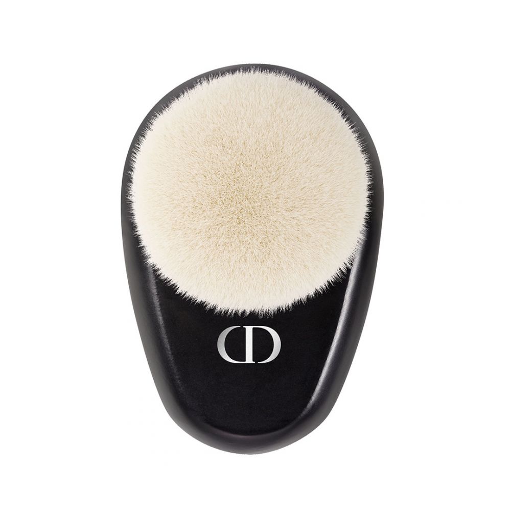 Dior專業後台蜜粉掃（高度遮瑕）HK$440｜極致柔軟的短身合成纖維掃毛讓蜜粉可完美均勻地塗抹於肌膚上，配合超綿密的掃頭，只需輕輕一掃，即可將沾取大量蜜粉。設計特別著重於容易握持，弧形柄身令使用時可隨心而行，快捷而有效率地完成妝容。