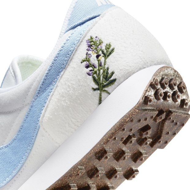 Nike DBreak SE   HK$699  這款外形遵循70 年代經典風格的波鞋，有粉藍色和熟蝦紅色，軟木的橡膠窩夫格紋外底保留人氣運動造型，配上精緻的植物刺繡圖案，是讓女生春心萌動的一款波鞋！