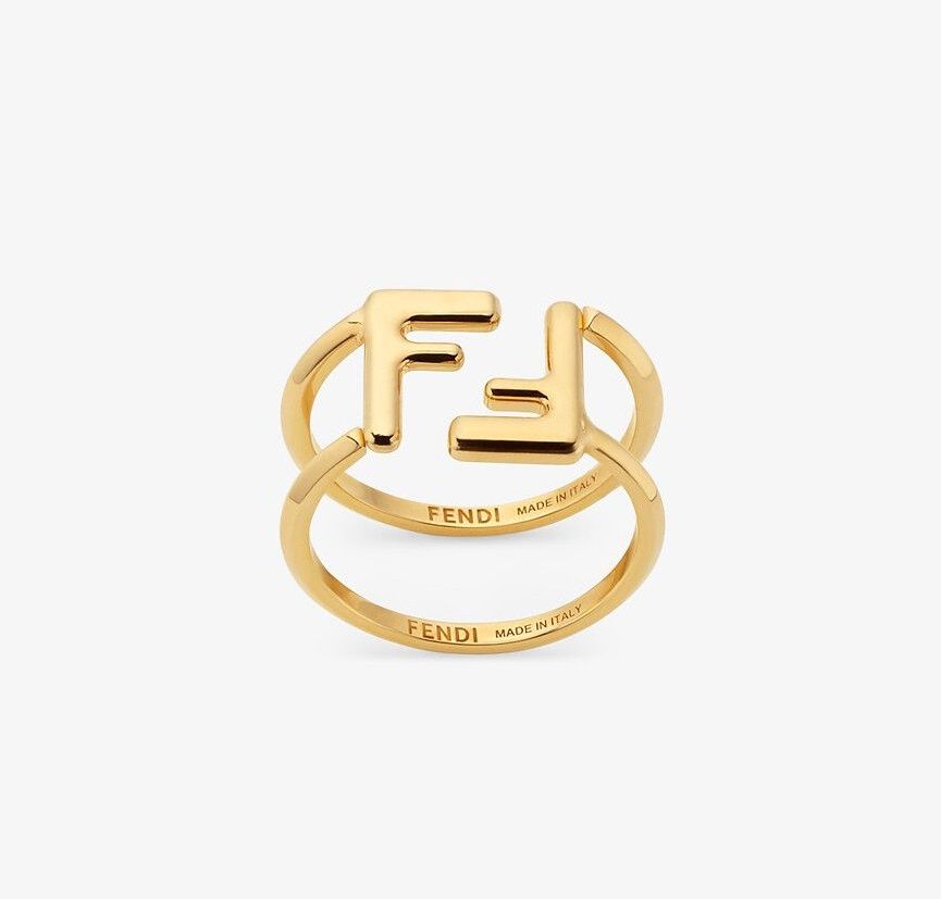 FENDI - FF 戒指 | HK$ 1,950 | 搭配經典FF細節設計，金色表面金屬製成，是入門級的好選擇！