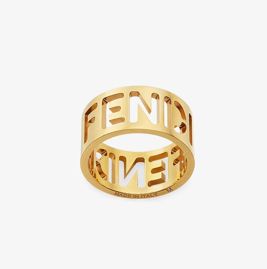 FENDI - 經典戒指 | HK$ 2,350 | 是很多女氐的入門選擇，綴有雷射雕刻FENDI字樣的寬版戒指，簡約又有氣質！