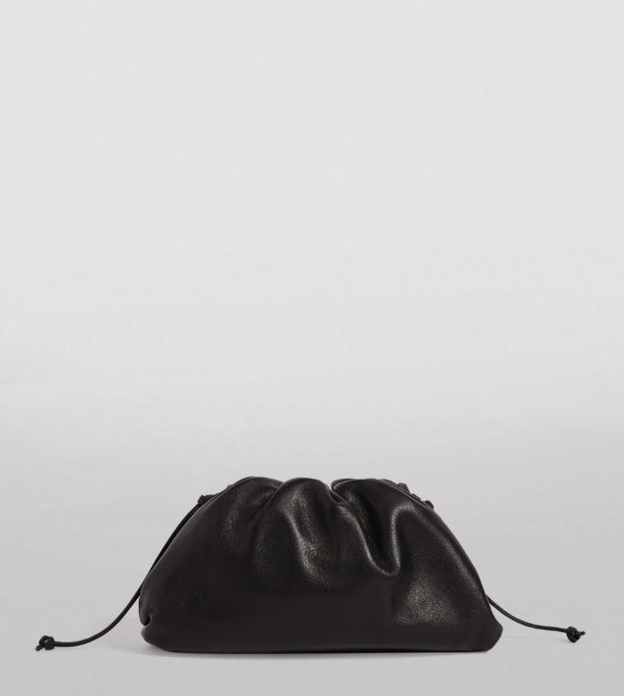 BOTTEGA VENETA The Small Leather Pouch Clutch Bag 網購價 £1,185 | 香港官網價格 HK$12,800；快閃9折後，約港幣HK$ 11,506