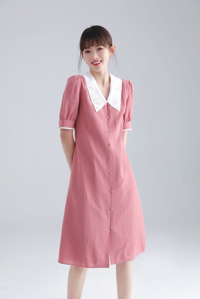 春夏必備娃娃領單品，這款 V 型繡花領粉色連身裙，非常適合上班或約會穿上。$599