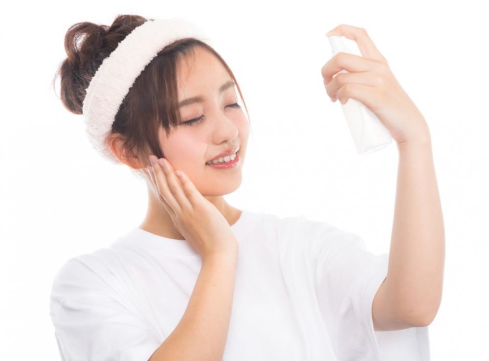 女生們一般可以在洗臉後先使用化妝水，然後隔一段時間發現已足夠滋潤肌膚的話，最多上一層精華便可以