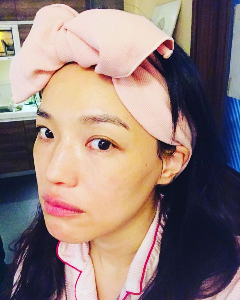 【秘訣2：做好卸妝和清潔】在訪問中，舒淇曾提到自己年輕時，不時都會為了爭取時間睡覺而不卸妝，這樣容易令皮膚變差之餘，更有可能長出暗瘡和雀斑。