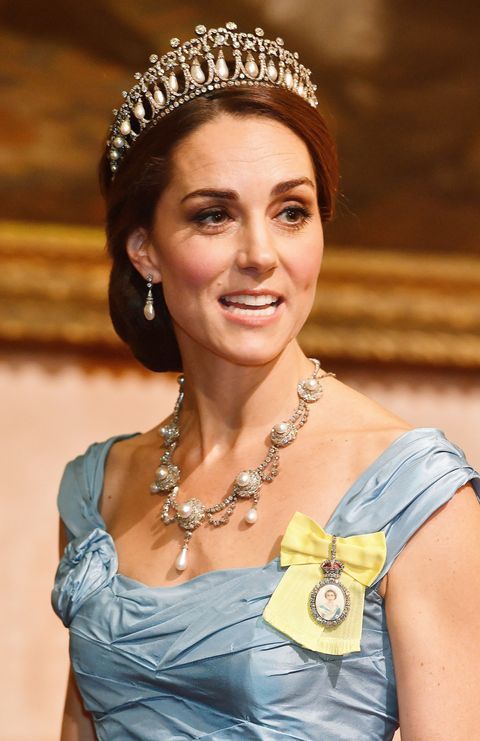 而肯辛頓宮發言人指出，早在2017年凱特王妃己被英女王親自授予這枚勳章。這枚由黃色絲帶及英女王頭像組成的榮譽勳章，受勳者必須對皇室有長期的貢獻，以及英女皇的肯定才可獲得。而凱特所佩戴的這款皇冠，是戴安娜王妃的最愛款式。