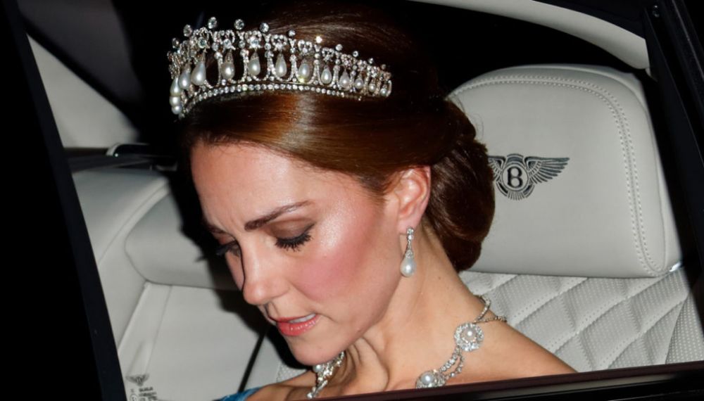 凱特王妃於2017年正式繼承並戴上這件作品出席西班牙所舉行的國宴。