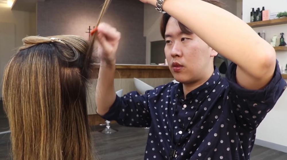 便可以從上至下開始刮頭髮