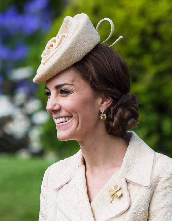 【12. The Shamrock brooch】 凱特王妃所佩戴的珠寶首飾，一部分繼承於戴安娜王妃; 另一部份則由英女皇借出，唯獨這款三葉草胸針並不屬於任何一位王室成員，而是來自愛爾蘭衛隊。