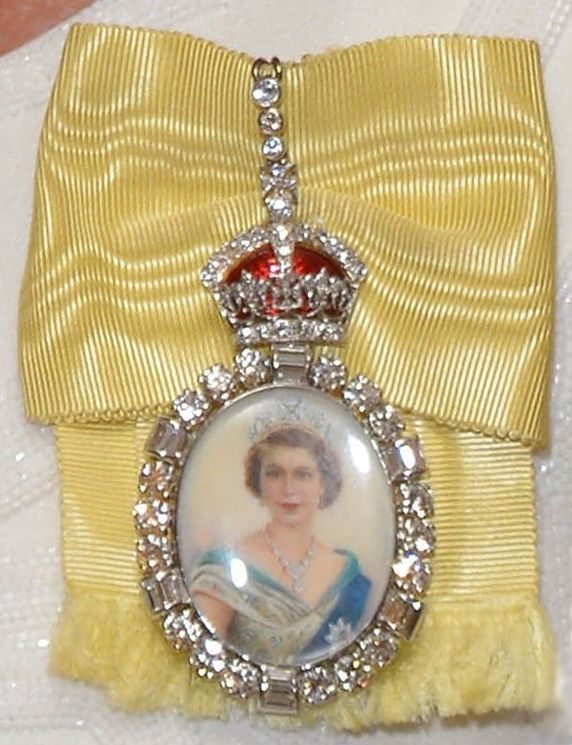 這枚由黃色絲帶及英女王頭像組成的榮譽勳章，受勳者必須對皇室有長期的貢獻，以及英女皇的肯定才可獲得。