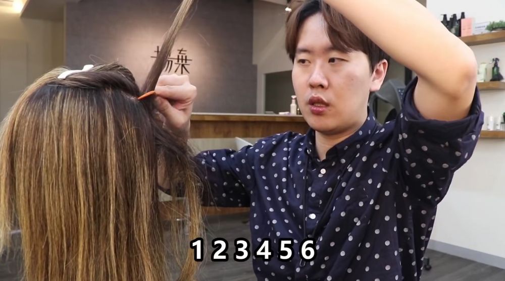 把它梳順後，便可以像剛才一樣，從上至下開始刮頭髮