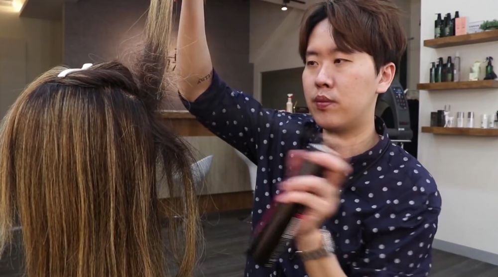 為刮髮的部分噴上定型噴霧