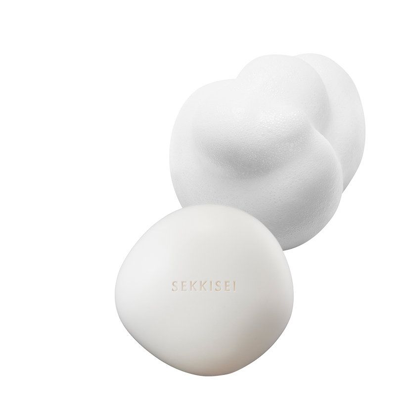 SEKKISEI雪肌精Facial Soap 售價：HK$150 | 100g。 豐盈泡沫結合植物由來的保濕成分，溫和去除毛孔污垢劇集黑頭。改善肌膚的暗啞，締造透明感的肌膚，更可卸去輕薄底妝或彩妝。