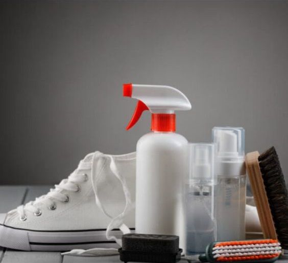 Tips 2：噴上防水防污噴霧或爽身粉，防止灰塵在鞋面停留