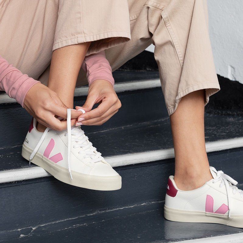 3. 白醋浸泡法（適用於帆布材質的白波鞋）