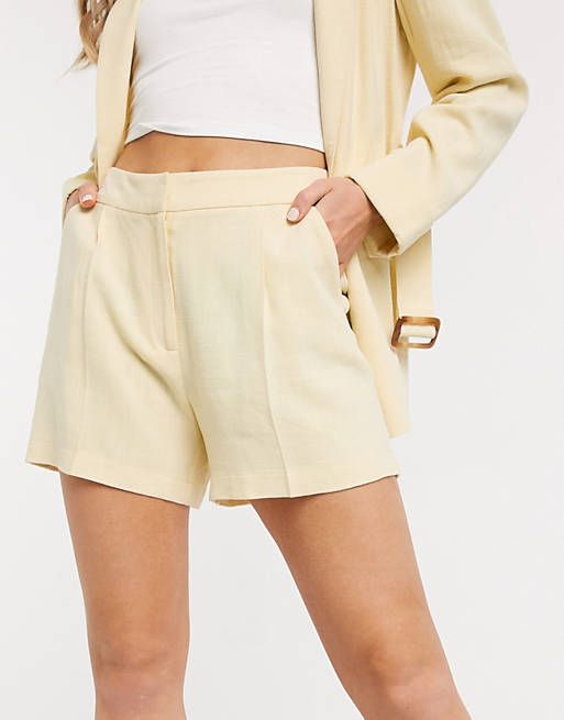 Miss Selfridge linen shorts in lemon co-ord (原價：HK$306.88/特價：HK$121.16)