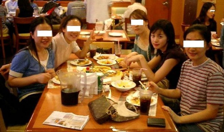 拍片者有一次與金泰希一起到洗手間去，在照鏡子的時候她則覺得為什麽自己那麽像魷魚。