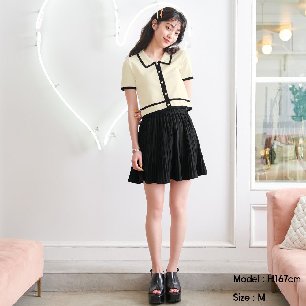 Random pleated mini skirt $149（上衣：Bi-color pearl button cardigan $149）