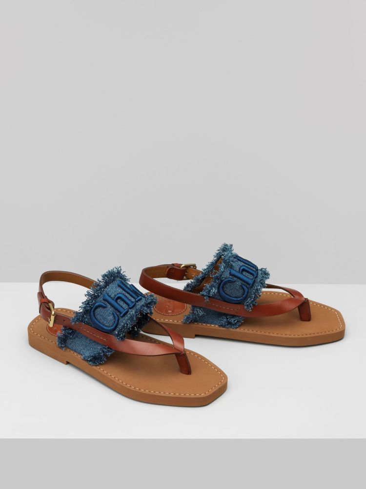 Chloé Woody flat sandal in denim & semi-shiny calfskin  HK$ 4,000