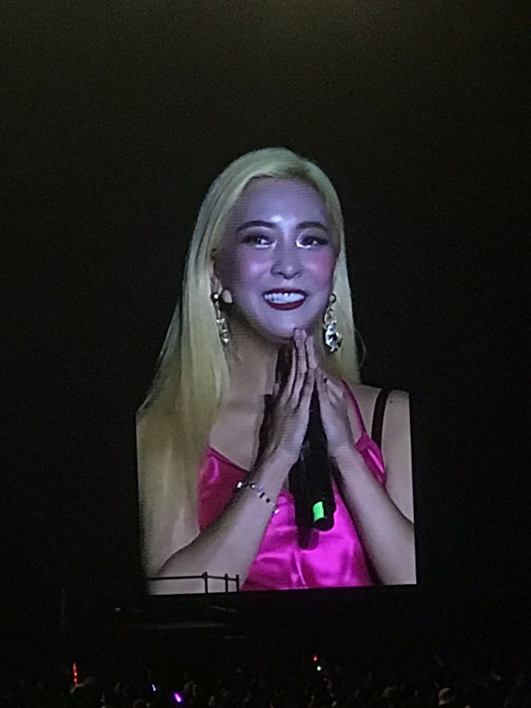 舞台大熒幕下，整個妝容都在反光。