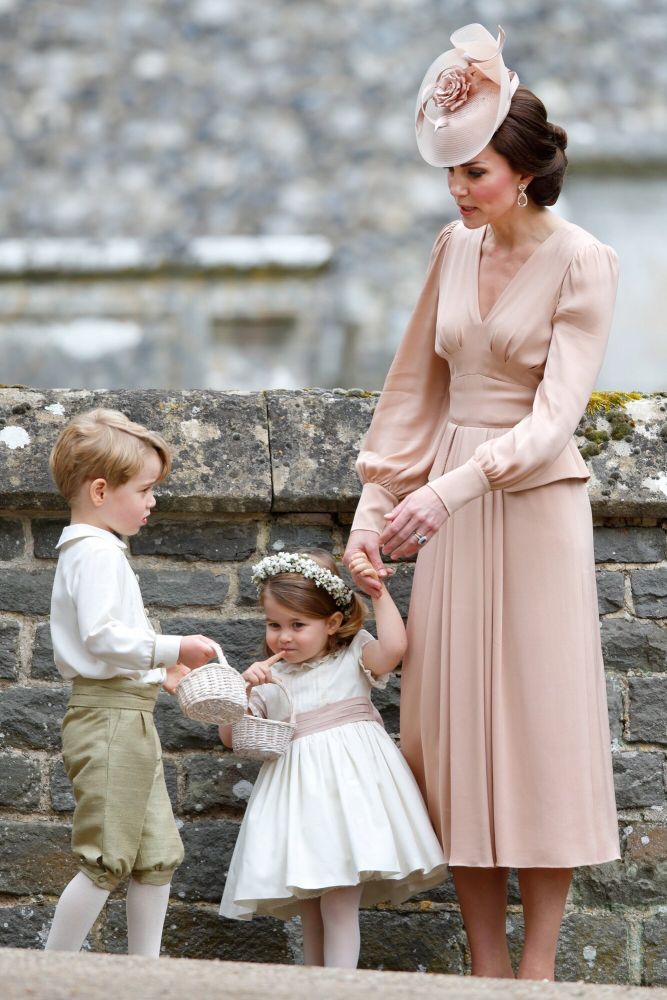  2017年5月，在凱特的妹妹皮帕的婚禮上，凱特王妃一襲藕粉色裝束，而夏洛特公主的白色連身裙上繫了同色腰帶。