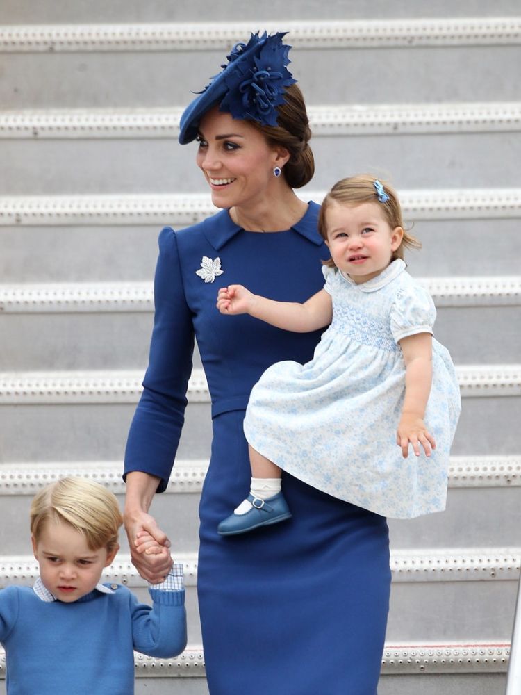 2016年9月，威廉王子夫婦帶同子女出訪加拿大，凱特王妃和喬治王子、夏洛特公主都穿藍色的衣服，夏洛特的鞋和凱特衣服的顔色接近。